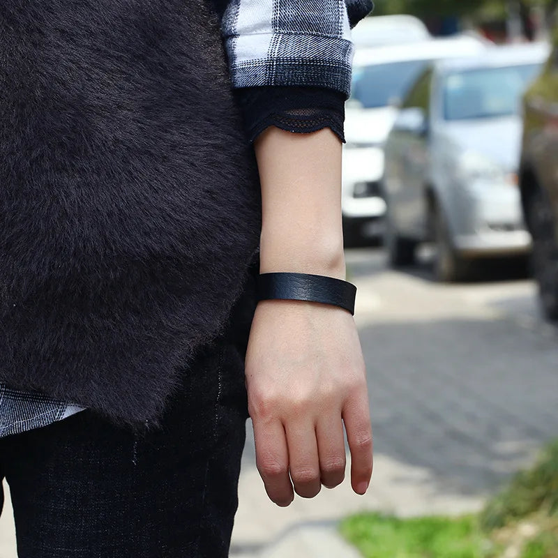 Stilrent läderarmband i flera färger