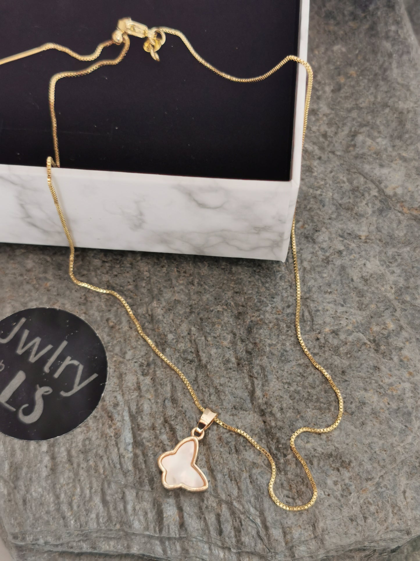Halsband med pärlemofjäril - Jwlry by LS