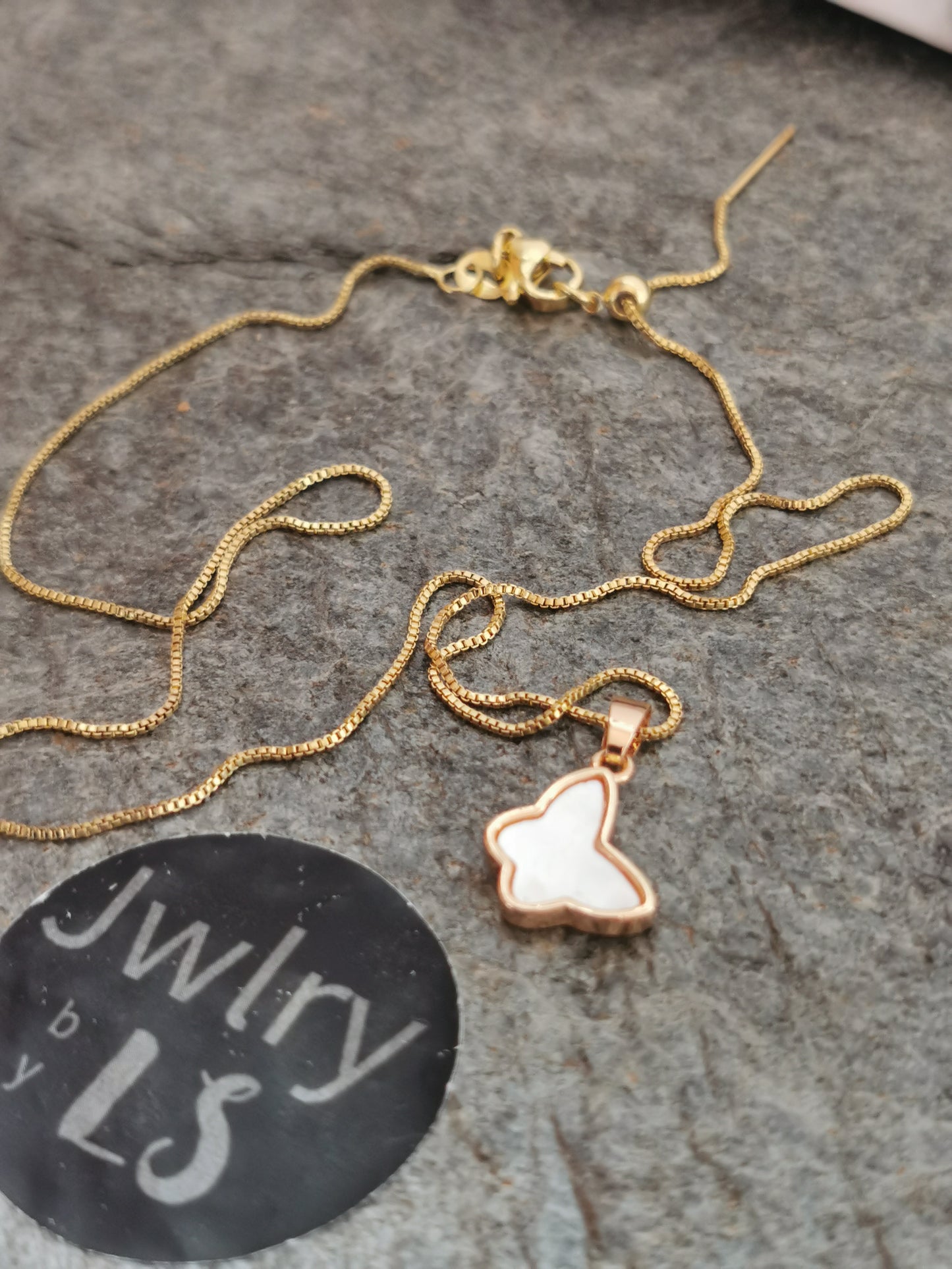 Halsband med pärlemofjäril - Jwlry by LS