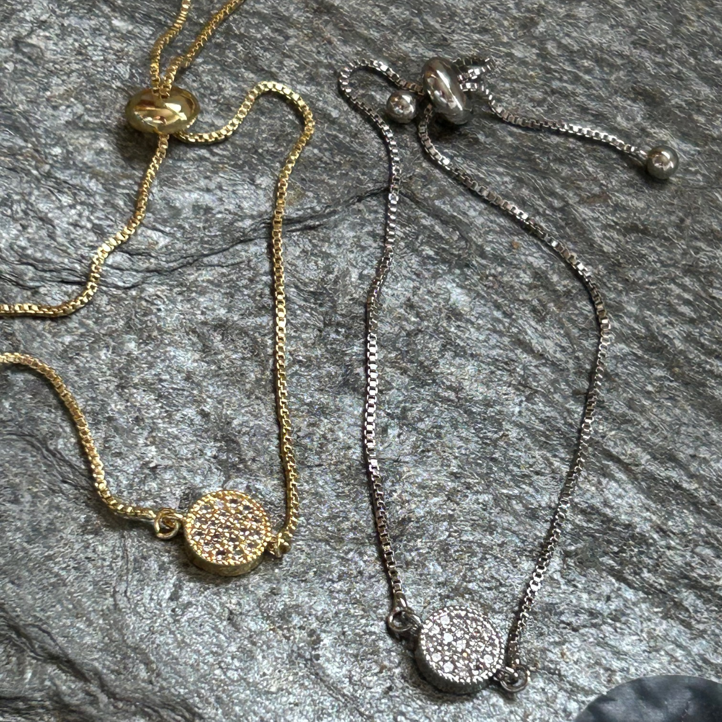 Justerbart armband med stenprytt hjärta eller cirkel