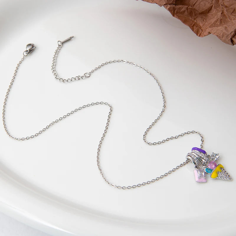 Halsband med flera hängen