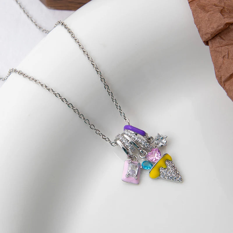 Halsband med flera hängen