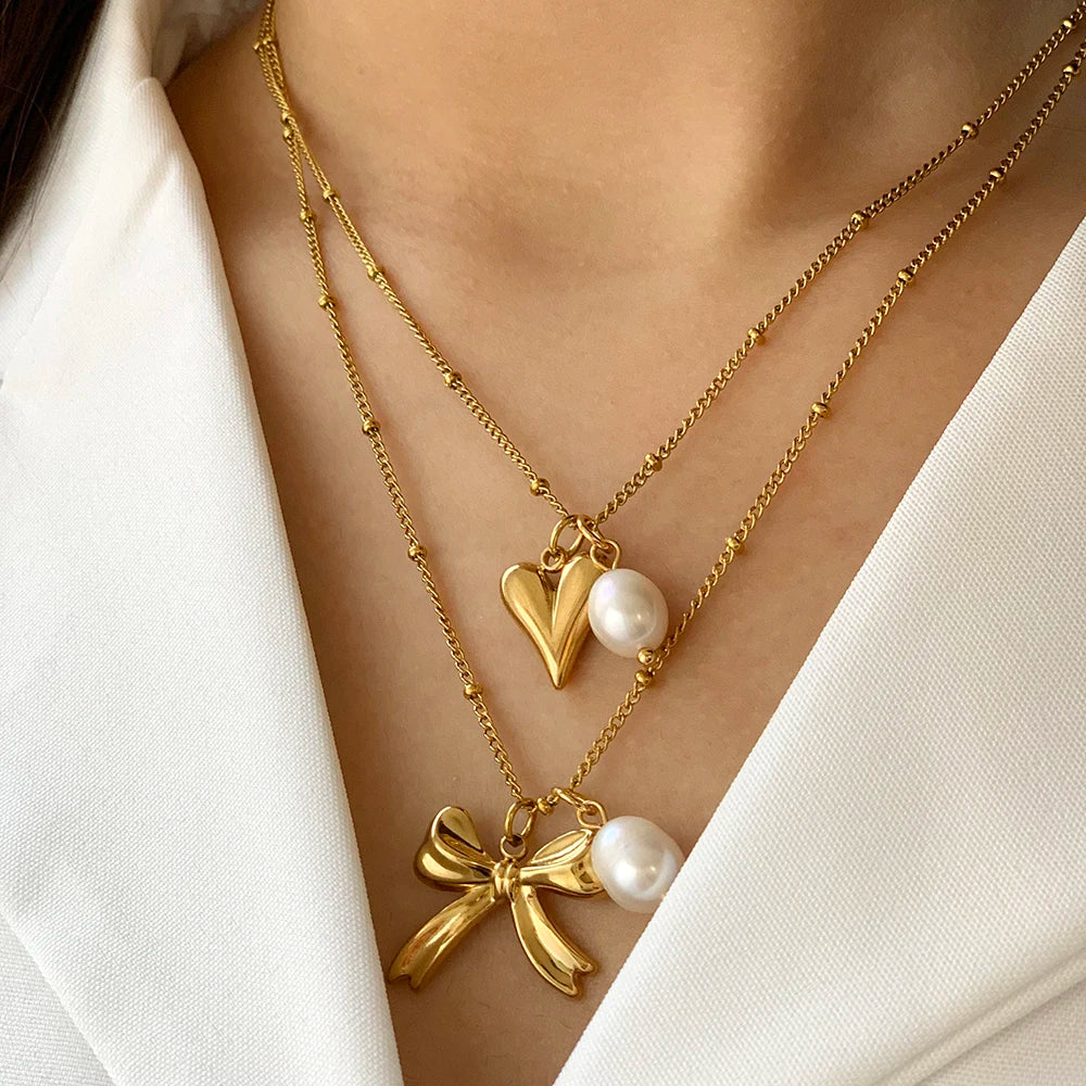 Halsband med söt pärla och berlock