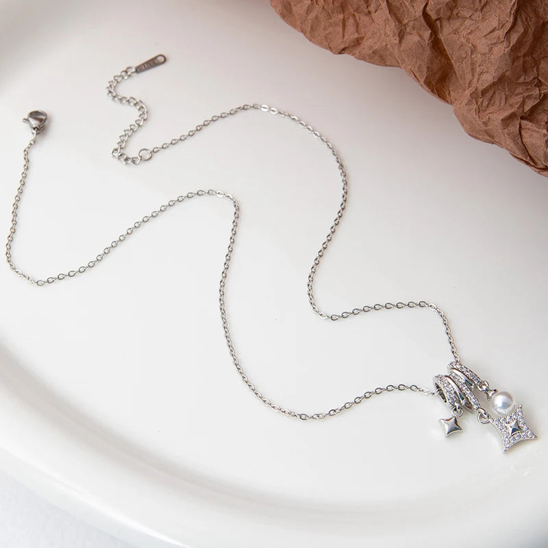Halsband med flera hängen
