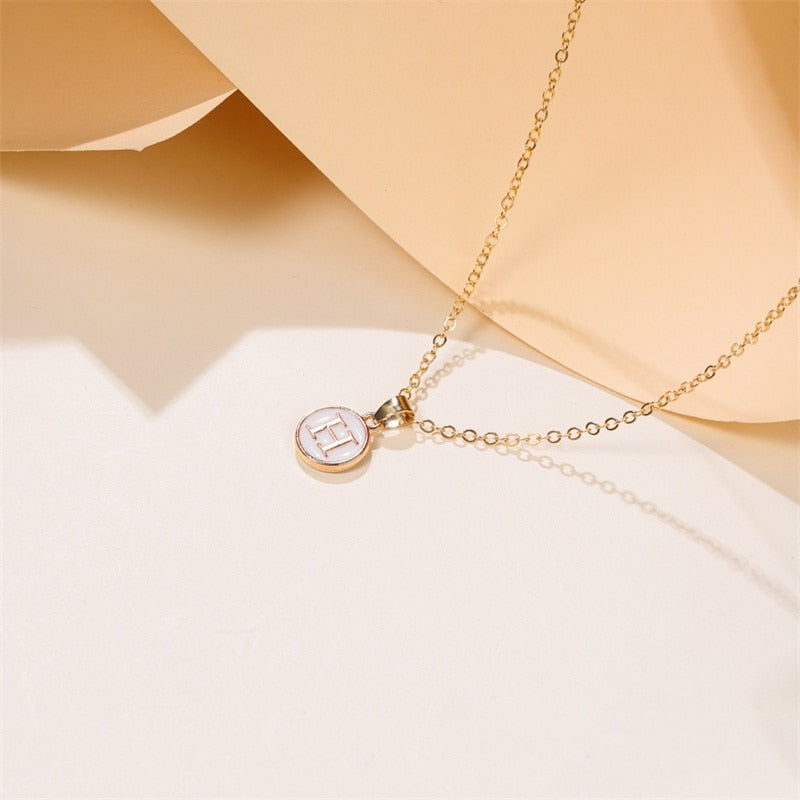 Halsband med hängsmycke - guldfärgad bokstav med vit botten