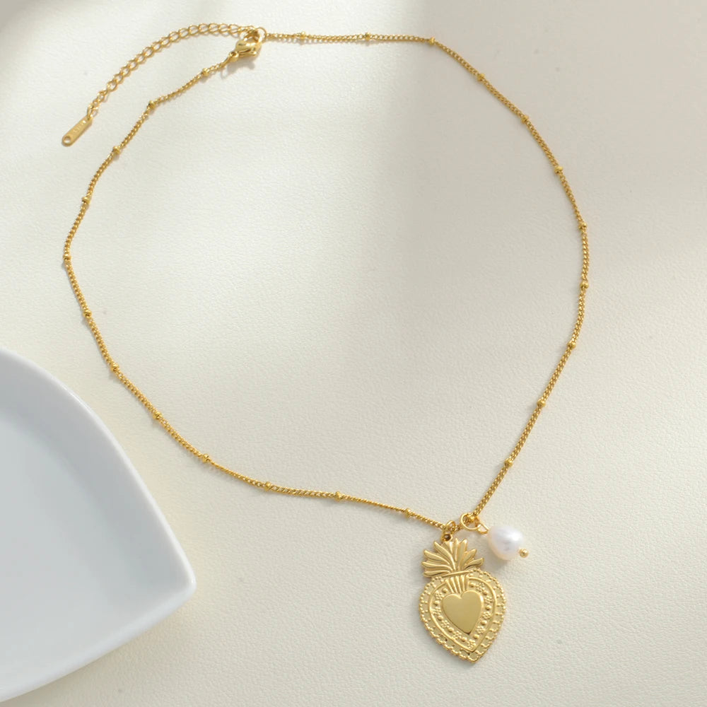 Halsband med söt pärla och berlock