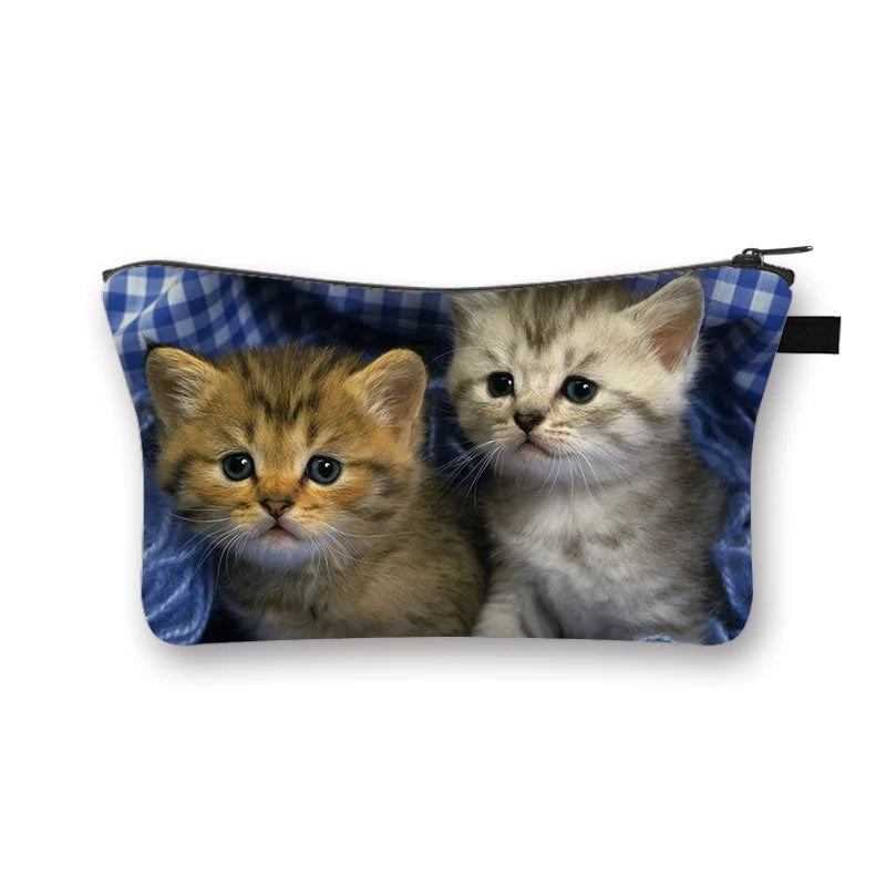 Liten sminkväska med gulliga kattungar