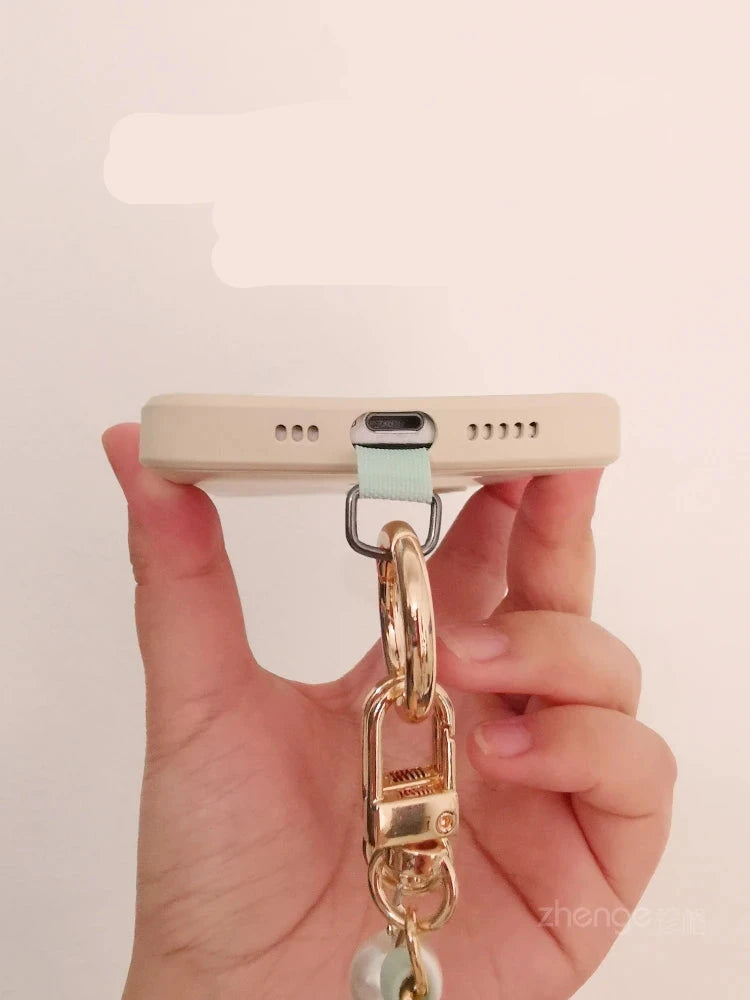Snyggt axelband med kedja till både telefon och handväska