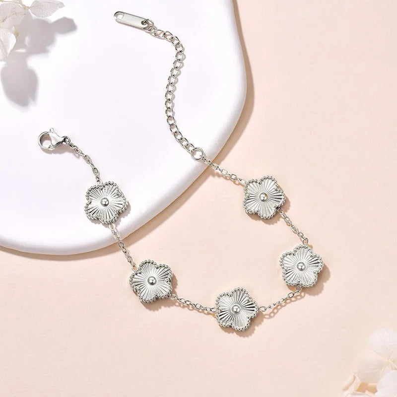 Stilrent armband med fyrklöver