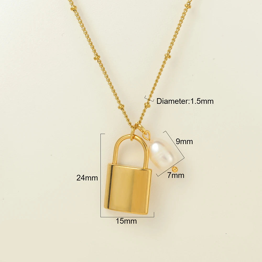 Halsband med söt pärla och berlock