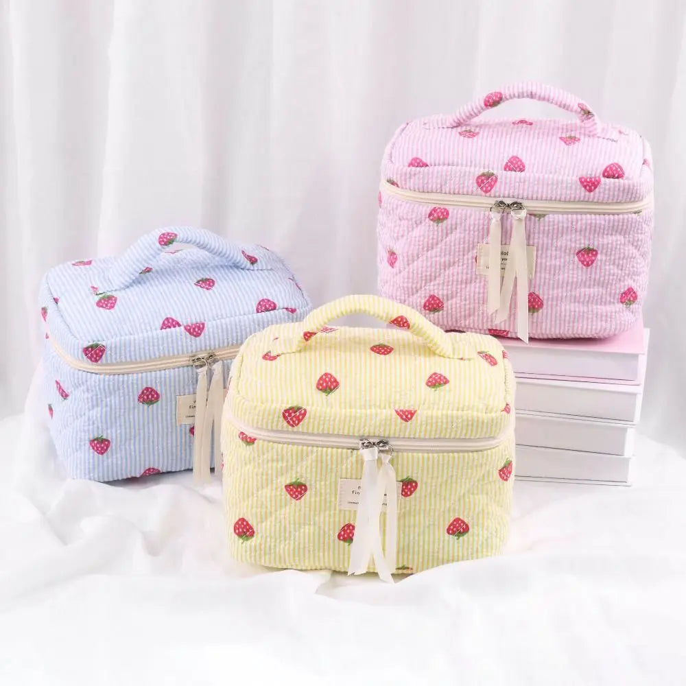 Necessärer med handtag. Rosa, blå och gul med jordgubbar