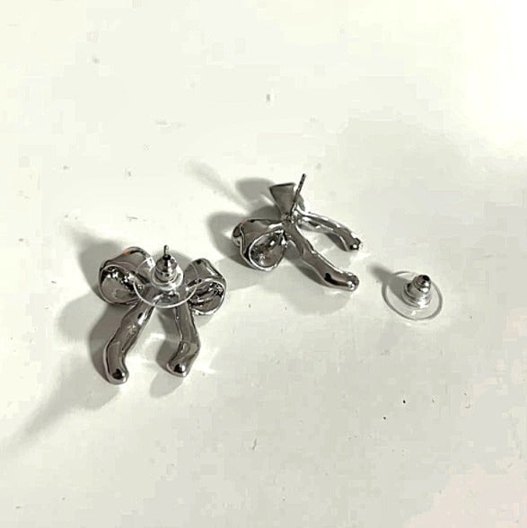 Örhängen rosett i silver- eller guldfärg