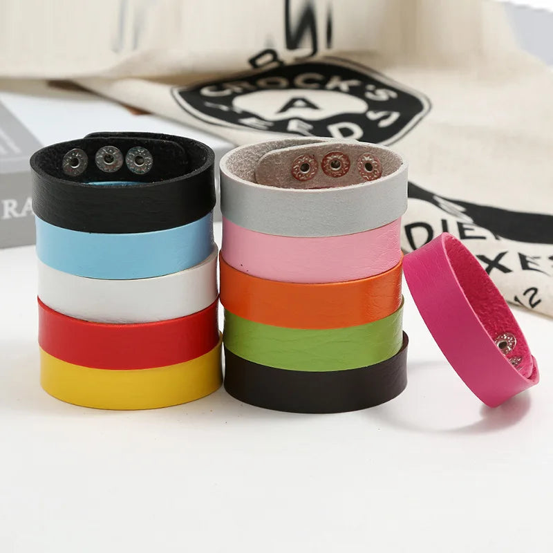 Stilrent läderarmband i flera färger