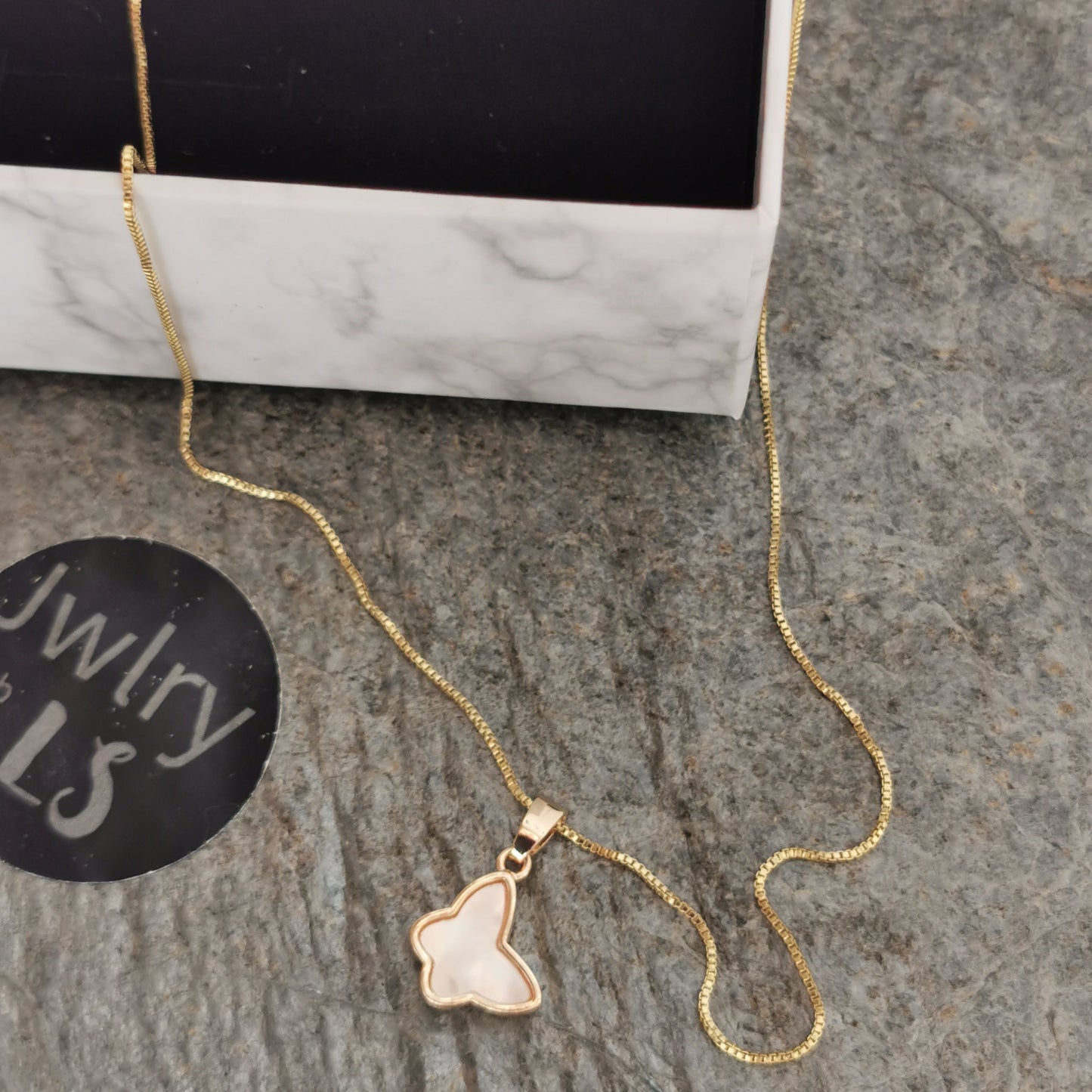 Halsband med pärlemofjäril - Jwlry by LS