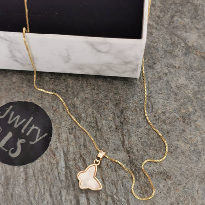 Halsband med pärlemofjäril - Jwlry by LS