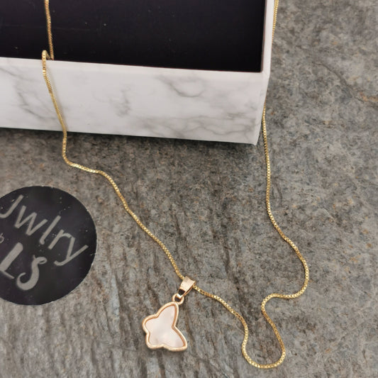 Halsband med pärlemofjäril - Jwlry by LS