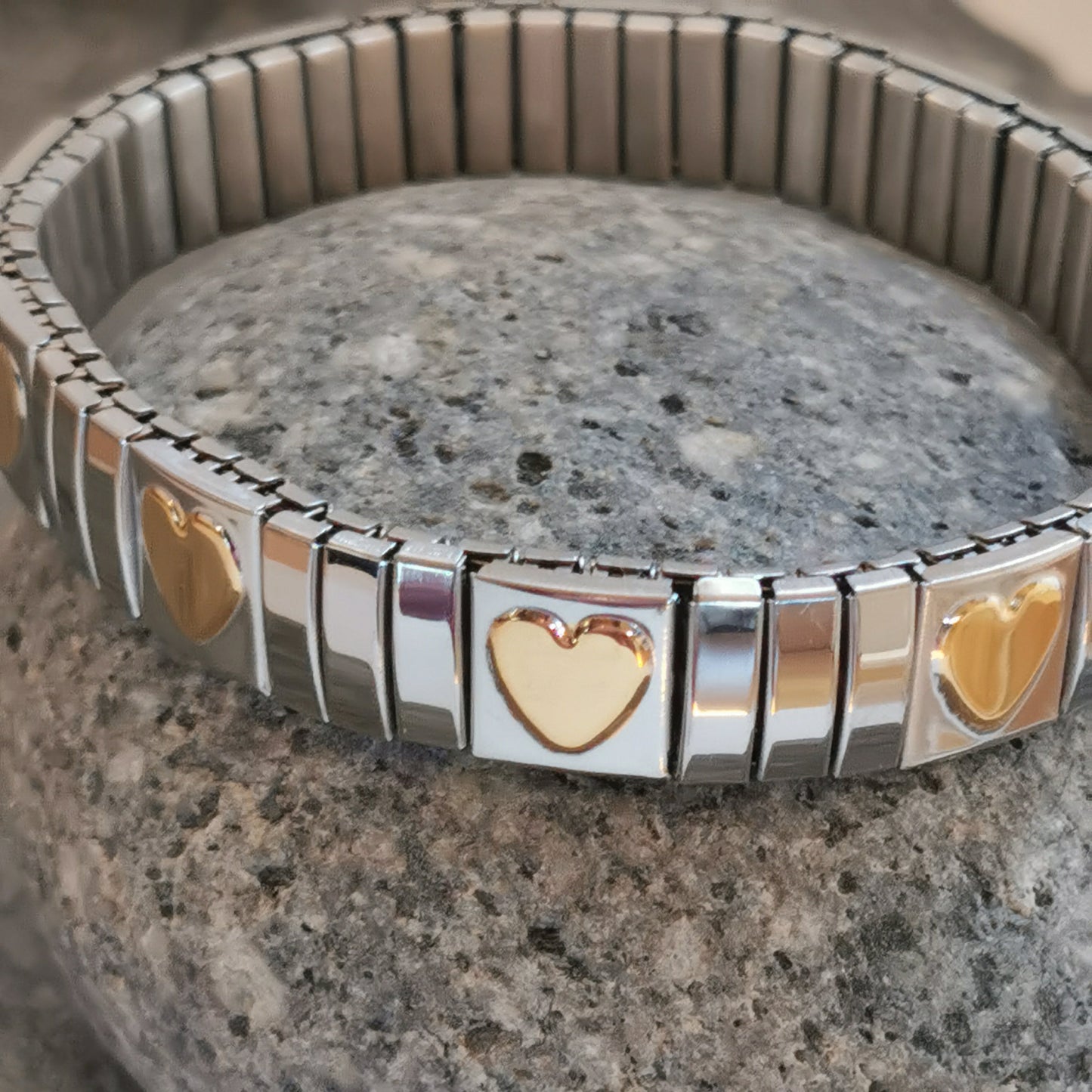 Allergivänliga armband i stretch – stil och komfort i ett