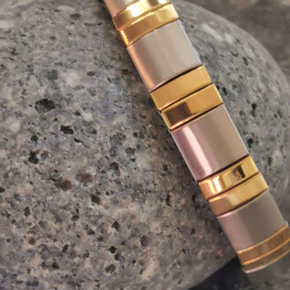 Allergivänliga armband i stretch – stil och komfort i ett