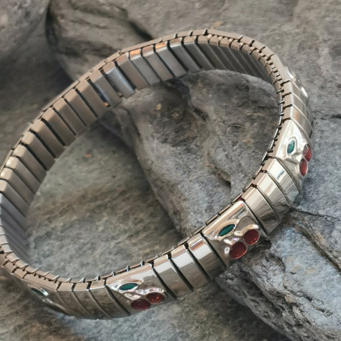 Allergivänliga armband i stretch – stil och komfort i ett