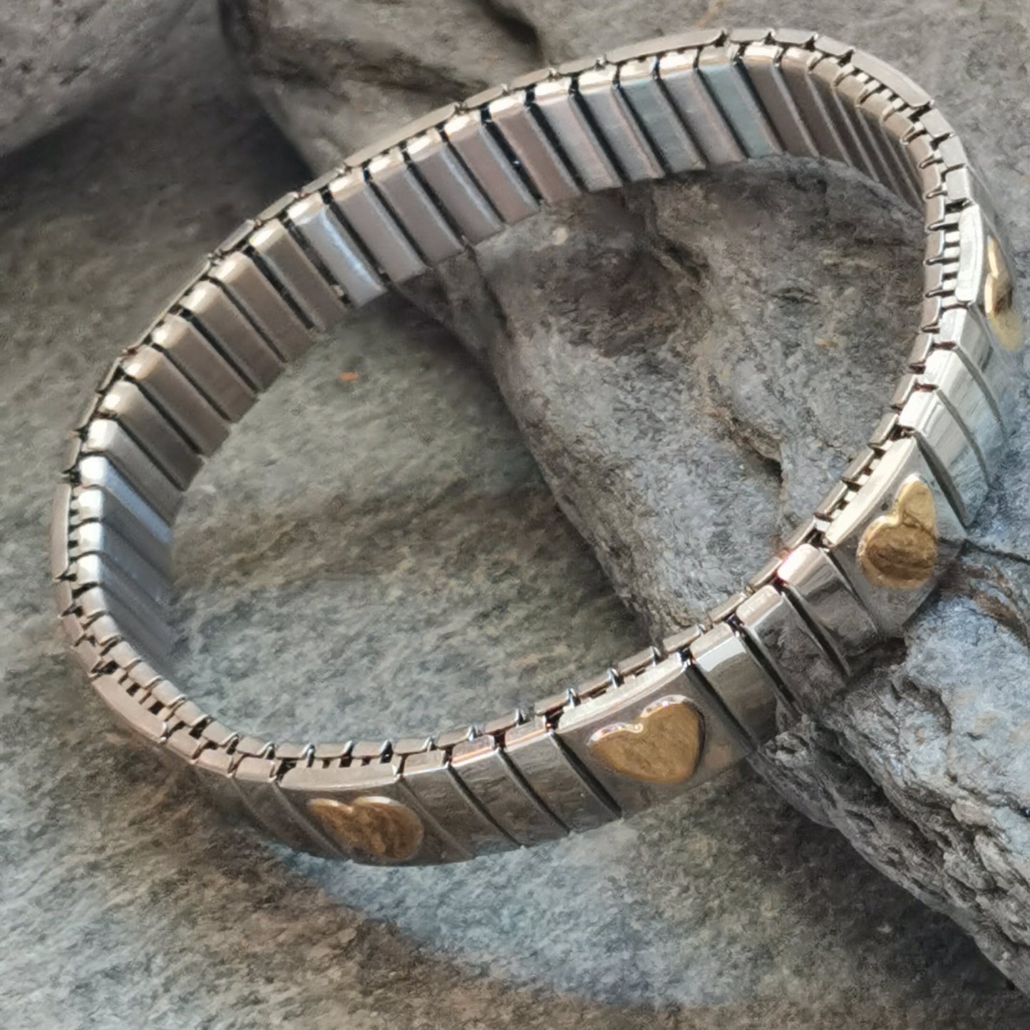 Allergivänliga armband i stretch – stil och komfort i ett