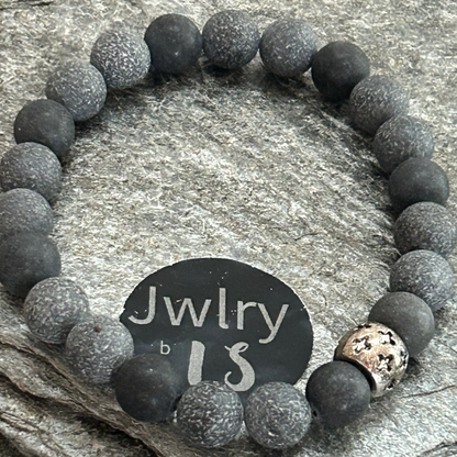 Armband med svarta stenar och silverdetalj