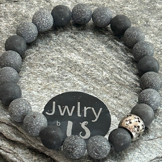 Armband med svarta stenar och silverdetalj