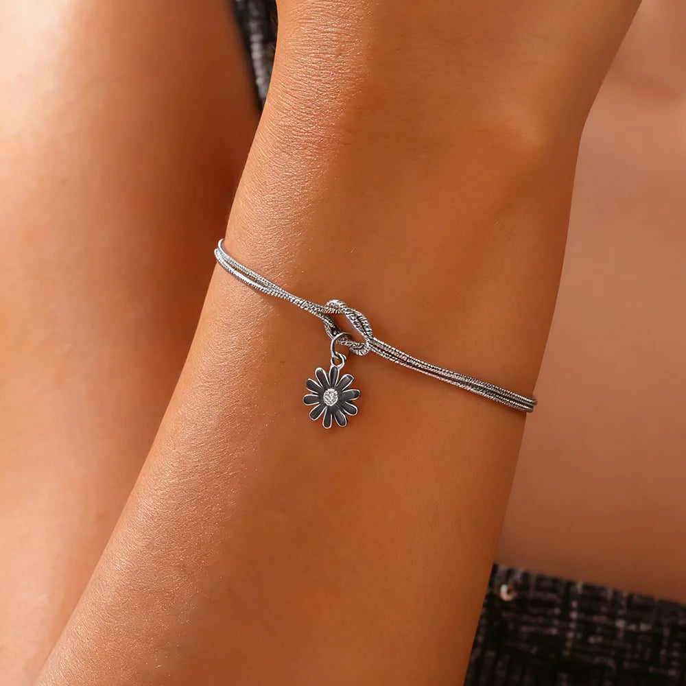 Armband med knut och söt blomma
