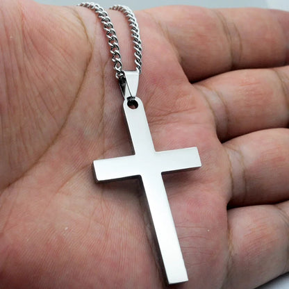 Halsband med ett hängsmycke som ett stilrent kors
