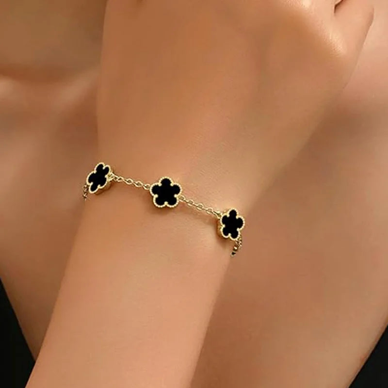 Stilrent armband med fyrklöver