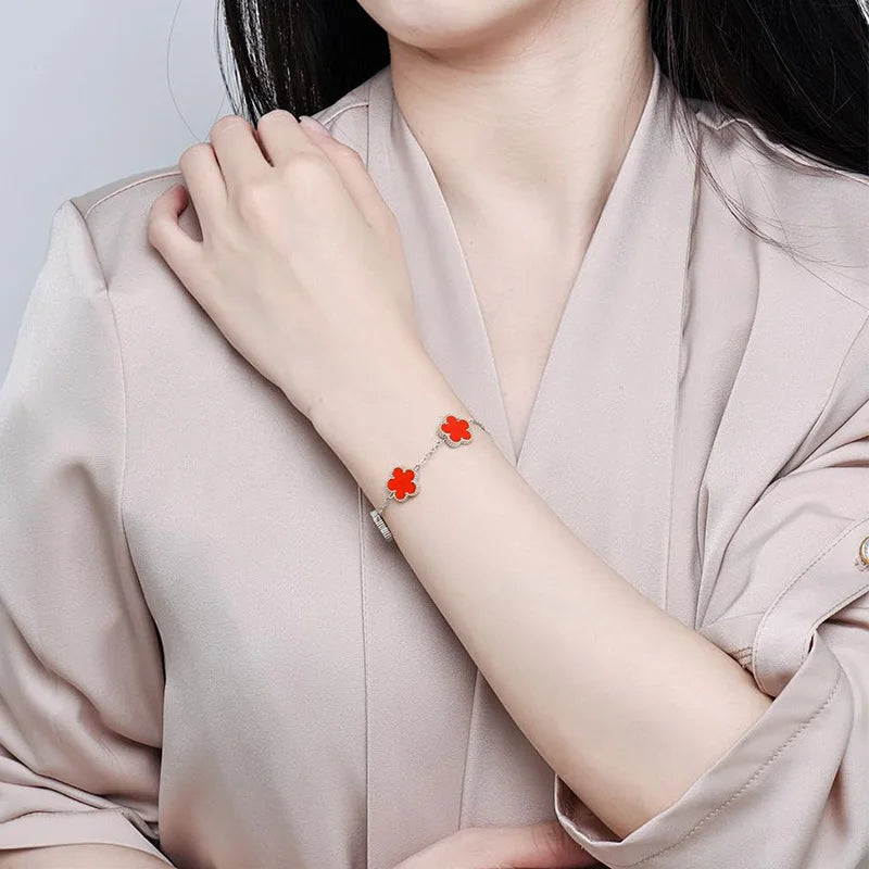 Stilrent armband med fyrklöver
