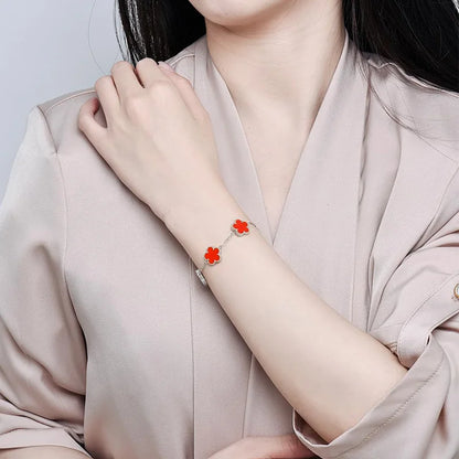 Stilrent armband med fyrklöver
