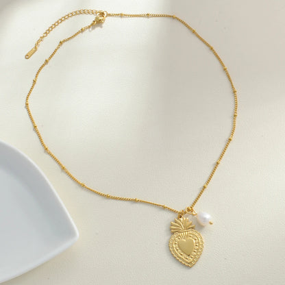 Halsband med söt pärla och berlock