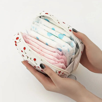 Söt necessär med körsbär - för bindor, tamponger eller smink