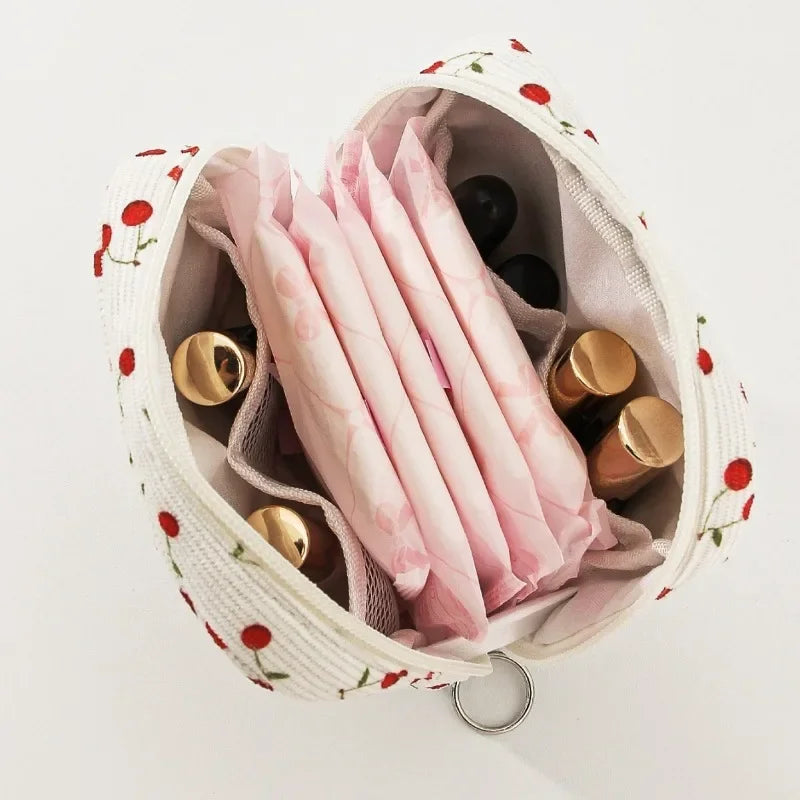 Söt necessär med körsbär - för bindor, tamponger eller smink