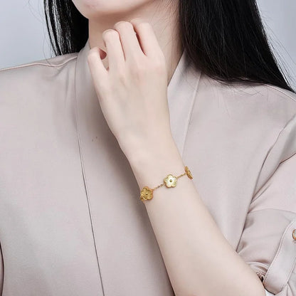 Stilrent armband med fyrklöver