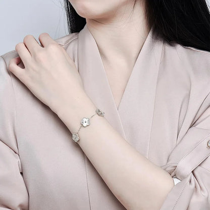 Stilrent armband med fyrklöver