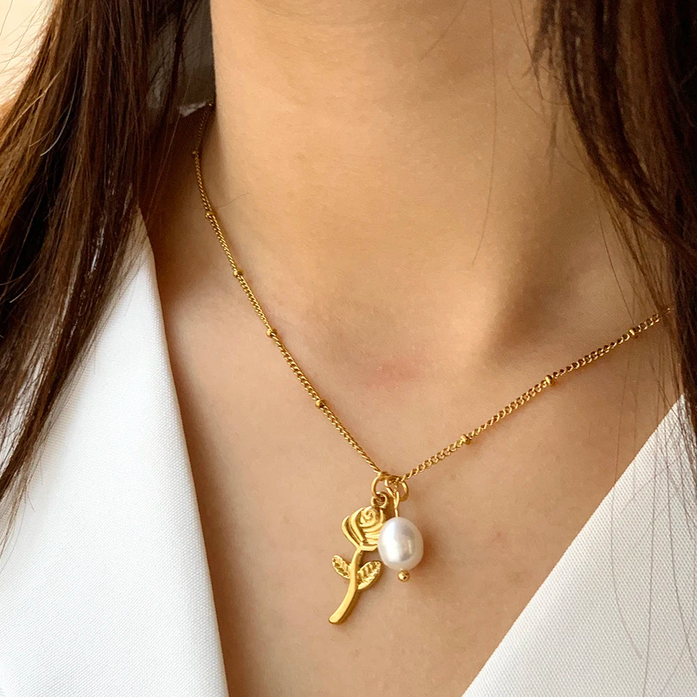 Halsband med söt pärla och berlock