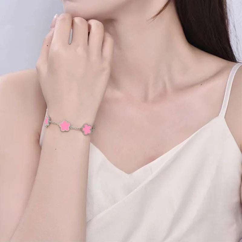 Stilrent armband med fyrklöver