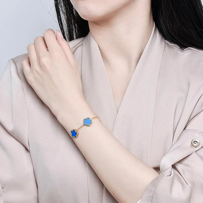 Stilrent armband med fyrklöver