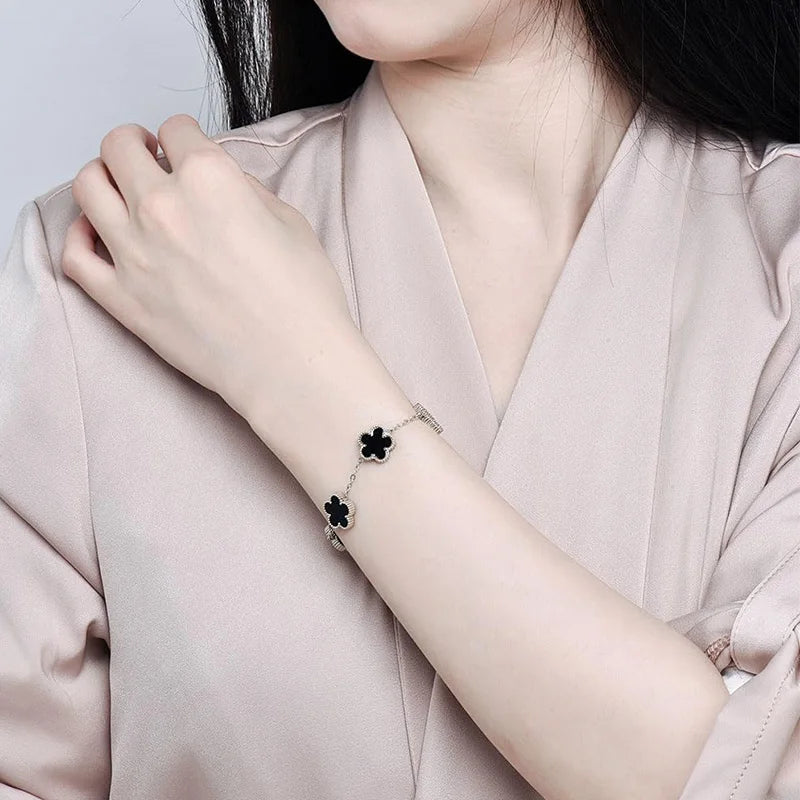 Stilrent armband med fyrklöver