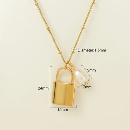 Halsband med söt pärla och berlock
