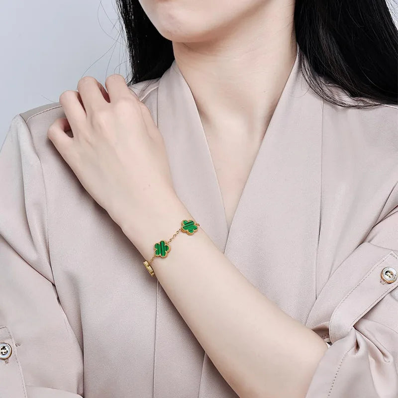 Stilrent armband med fyrklöver