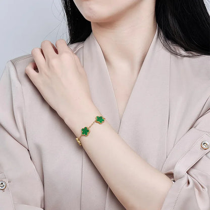 Stilrent armband med fyrklöver