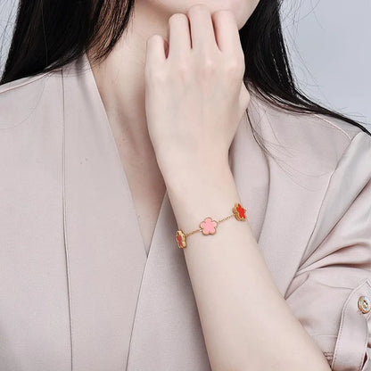 Stilrent armband med fyrklöver