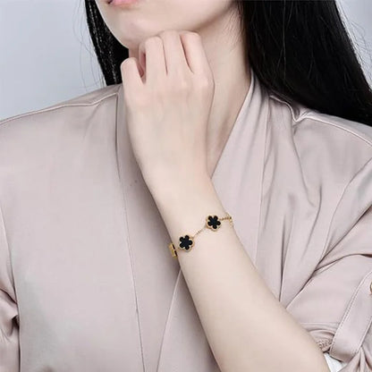 Stilrent armband med fyrklöver