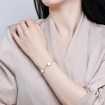 Stilrent armband med fyrklöver
