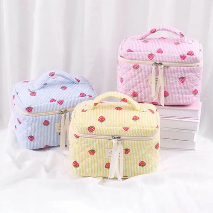 Necessärer med handtag. Rosa, blå och gul med jordgubbar